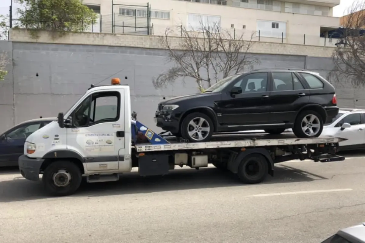 Vehículo retirado en grúa por AutoDesguace López